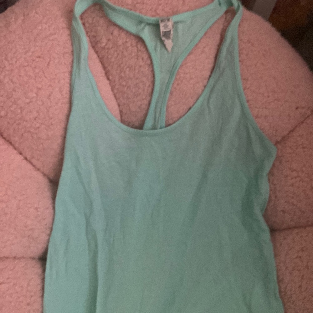 Size M, Under Armour tank